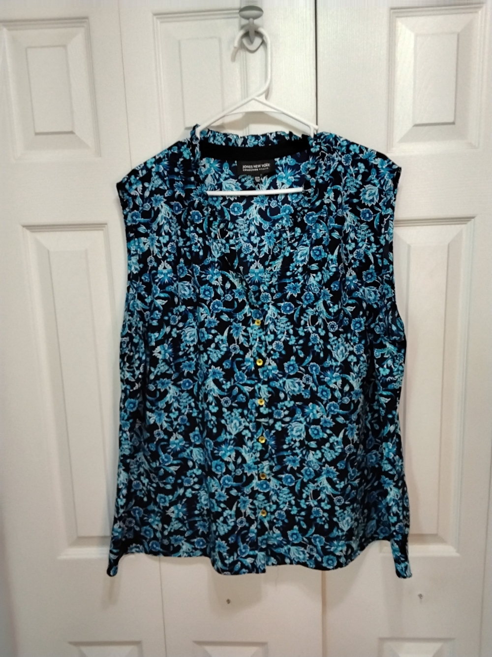 Jones New York Blue Floral Sleeveless Button-Front Blouse